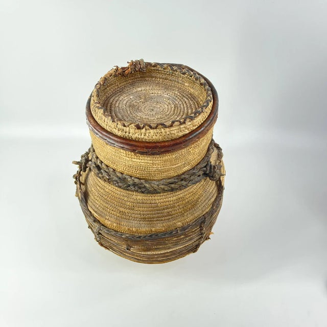 Early 20th Century Luo Basket with Lid MATTER COLLECTION For Sale - Image 4 of 10