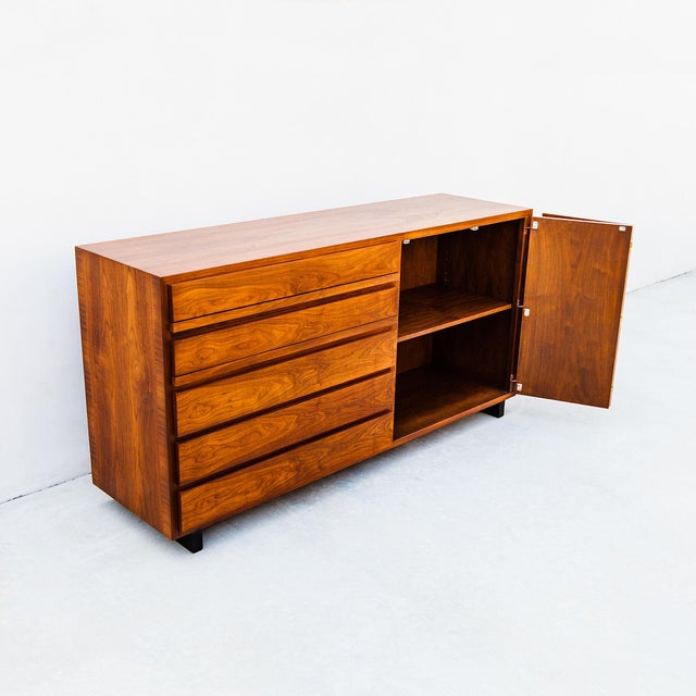 Widdicomb Restored 1950s T. H. Robsjohn-Gibbings for Widdicomb Walnut Credenza For Sale - Image 4 of 15