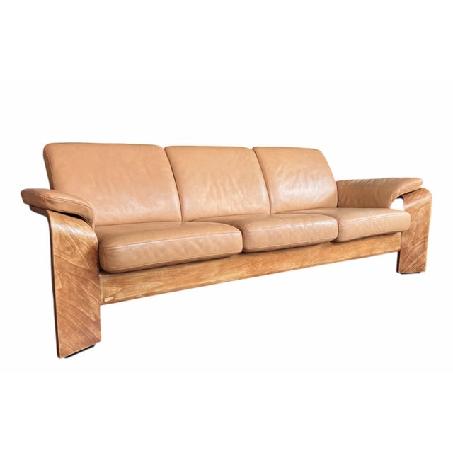 2000 - 2009 Ekornes Stressless Pegasus Reclining Sofa in Camel Leather & Sculptural Wood Frame – Norway, 1980s For Sale - Image 5 of 12