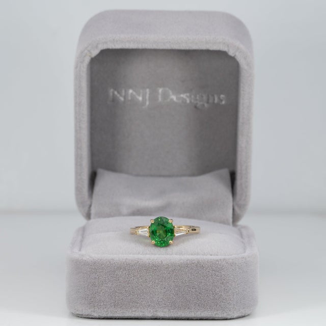 Modern 1.8Ct Tsavorite Garnet Ring With Earth-Mined Diamond Accents: Solid 18k Gold, Size 6.75 For Sale - Image 3 of 9