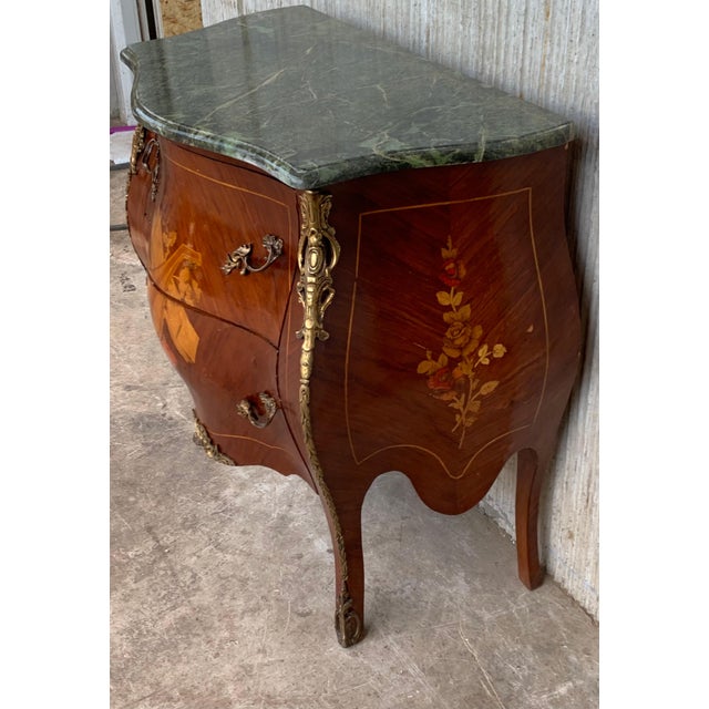 Early 20th Century French Louis XV Style Fine Kingwood and Marquetry Ormolu Mounted Bombe Commode For Sale - Image 4 of 18