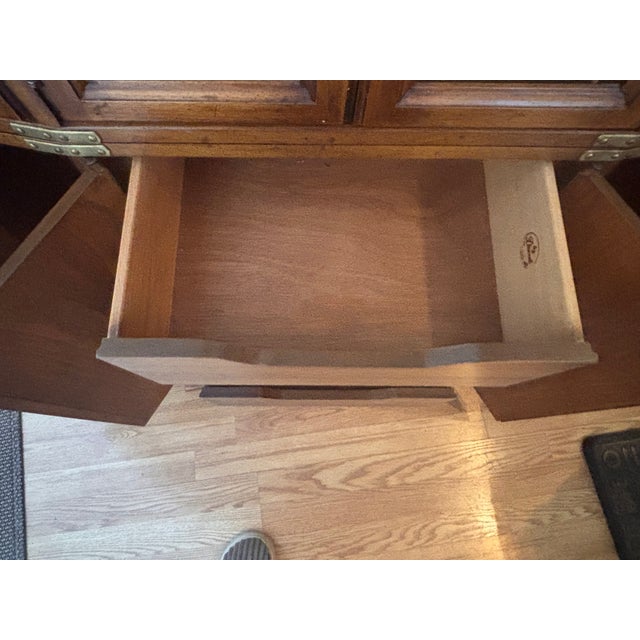 1980s 1980s Drexel “Oxford Square” China Cabinet – Excellent Condition For Sale - Image 5 of 8