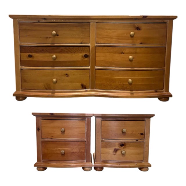 1990s American Country Solid Pine 6-Drawer Dresser With Matching Nightstands, 3 Pieces For Sale