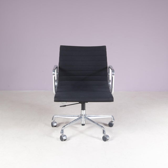 This elegant EA 118 desk chair was designed by Charles & Ray Eames for Vitra, Germany, and dates from the 2000s. The chair...