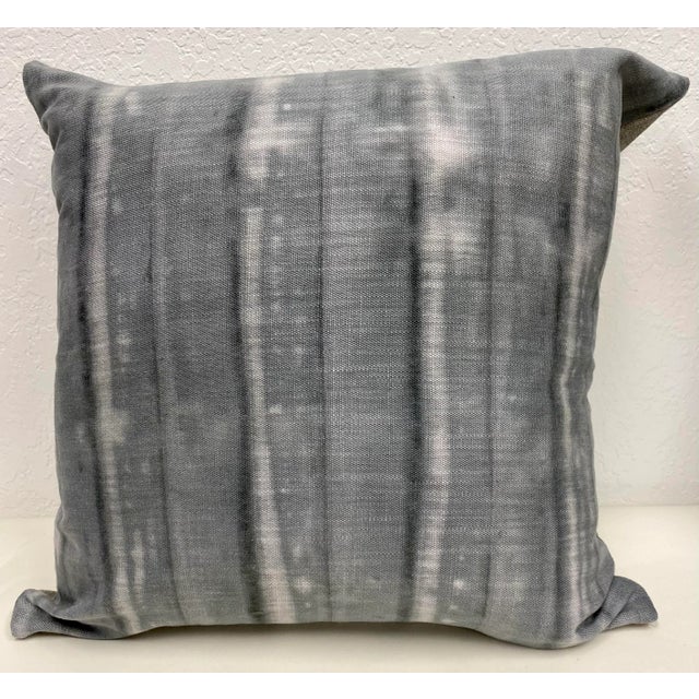 Early 21st Century Pair of 20" Square Pillows With a Modern Gray & White Tie-Dye-Like Striped Pattern - Made in Uk. For Sale - Image 5 of 9
