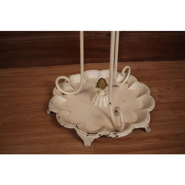 Former great coat rack and cast iron of the late nineteenth restaurant bar wear of uses and paint shortages