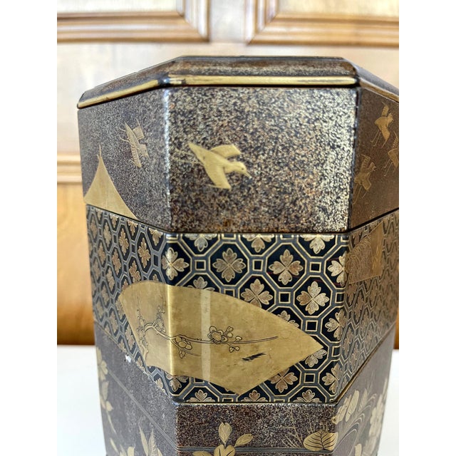19th Century Japanese Maki-e Lacquer Stack Box Jubako For Sale - Image 5 of 18