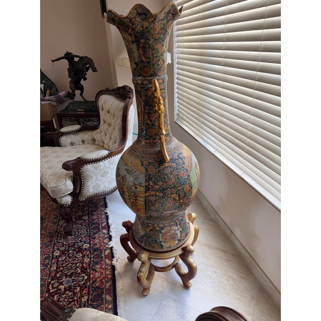 1980s Monumental Chinese Satsuma Rose Porcelain Floor Vase With Court Scene & Gilt Handles on Stand For Sale - Image 9 of 10