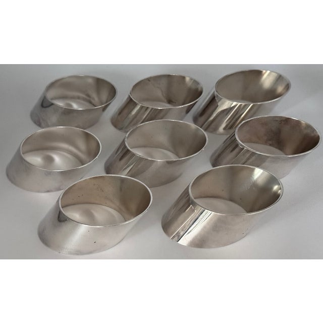 Presenting a set of 8 vintage silver-plated napkin rings. Sleek and understated, yet full of style in their simplicity and...