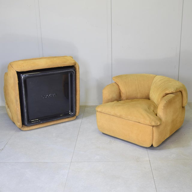 1970s Confidential Lounge Chairs in Ochre Suede by Alberto Rosselli for Saporiti, 1970s, Set of 2 For Sale - Image 5 of 12