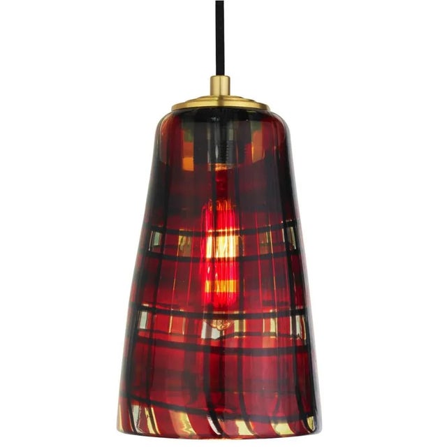 The incredible artistry of Venetian glassblowers makes possible this plaid effect. Bold yet subtle, this pattern reflects...