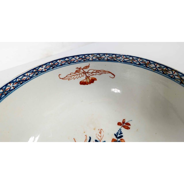 18th Century English Porcelain Bowl in Chinese or Japanese Imari Style For Sale - Image 9 of 15