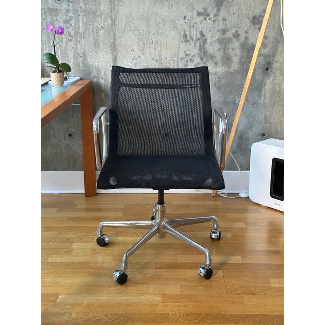 Mid-Century Modern Authentic Eames Aluminum Group Ea335 Task Chair For Sale - Image 3 of 11