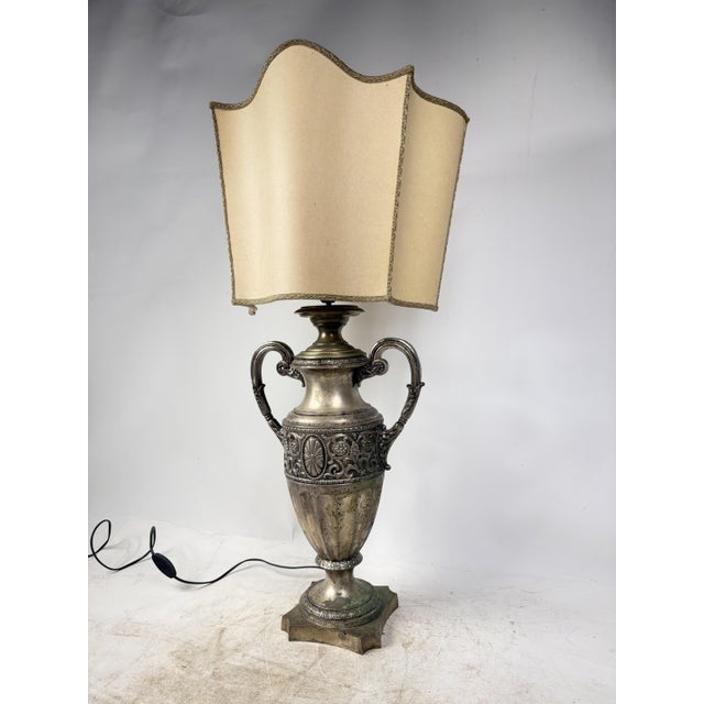 Elegant table lamp with a richly detailed brass bowl and silk paper lampshade, French, late 19th century. Fully rewired...