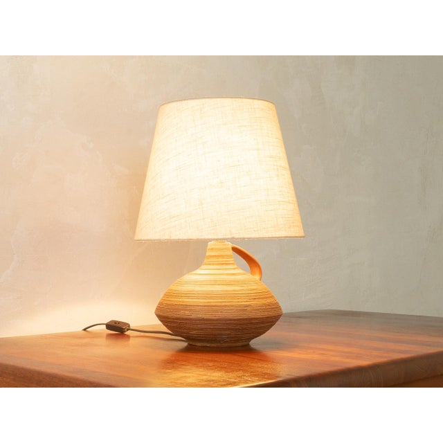 Beautiful ceramic table lamp from the 1960s. High-quality, hand-painted stoneware base with a cream-white lampshade....