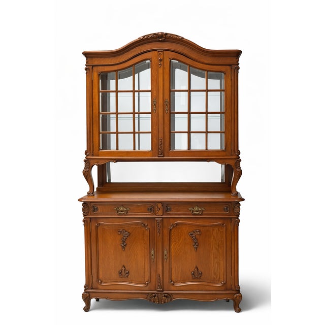Beautiful quarter sawn oak (1/4 or tiger oak) French hutch. This Louis XV style piece has wonderful shell and curli- cue...