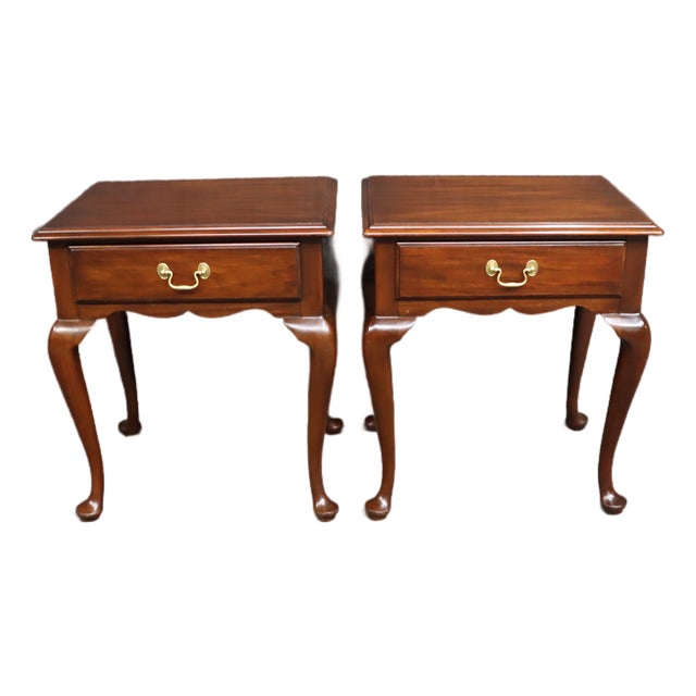 Henkel-Harris Mahogany Queen Anne Nightstands – Pair For Sale