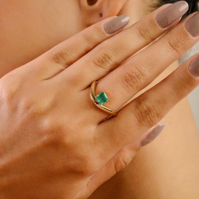 VRJewels Square-Cut Solitaire Emerald Wave Band Ring Size 5.5 in 14k Yellow Gold For Sale - Image 4 of 14