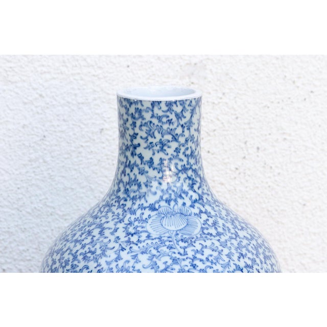 Traditional Early 20th Century Blue & White Qinghua Floral Vase For Sale - Image 3 of 9