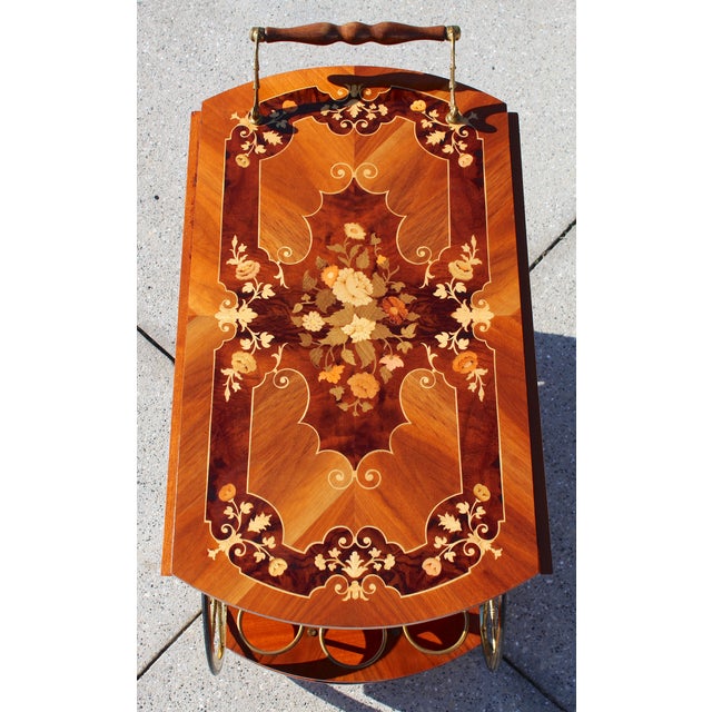 Italian Tea Cart - Mid-Century Sorrento-Style Marquetry Inlaid Wood & Brass Rolling Bar Cart - Made in Italy For Sale - Image 12 of 18