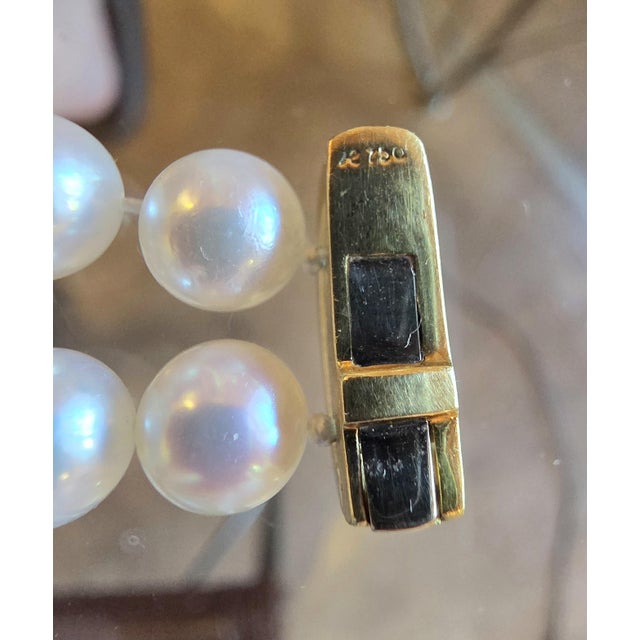 Vintage Double Strand White Pearl With Diamonds 18k Gold Station Bracelet For Sale In Los Angeles - Image 6 of 6