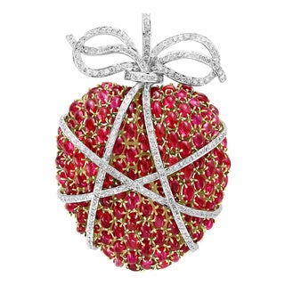 Gia Certified Natural 50 Ct Ceylon Nh Ruby & 8 Ct Diamond Apple 18 K Pin/Brooch For Sale