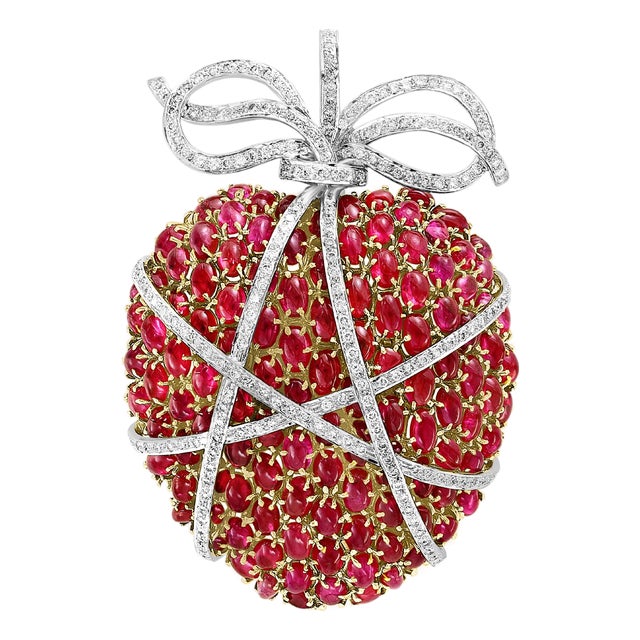 Gia Certified Natural 50 Ct Ceylon Nh Ruby & 8 Ct Diamond Apple 18 K Pin/Brooch For Sale
