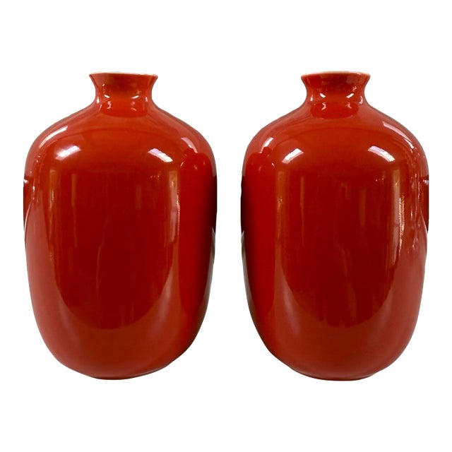 1990s Chinese Middle Kingdom Bo Jia Glossy Red Porcelain Bud Vases - A Pair For Sale