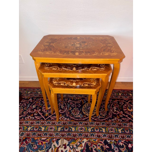 Italian Precious Woods Marquetry Set of 3 Nesting Tables With a Music Box in the Smallest Table For Sale In Boise - Image 6 of 8