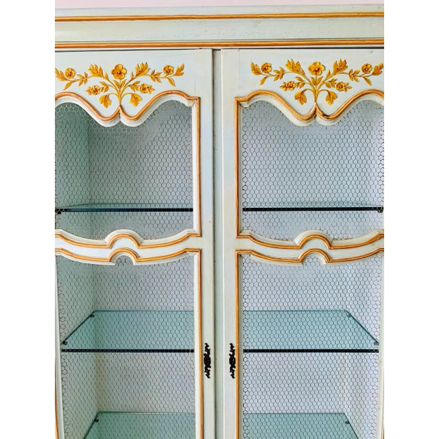 1940s Vintage C. 1940s Italian Florentine Hand-Decorated Celadon China Cabinet With Gold Floral Detail & Chicken Wire Doors For Sale - Image 5 of 13