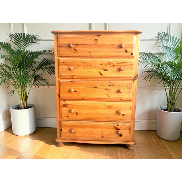 Solid Pine 1980s St Michael 5 Drawer Tallboy - In Exceptional Condition Meet this rather fabulous piece of 1980s pine...