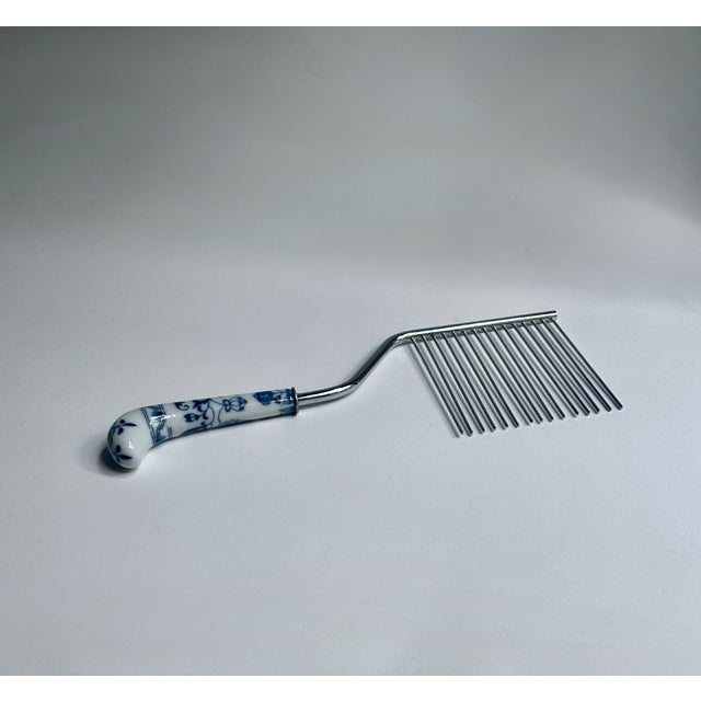Japanese Mid 20th Century Japanese Blue Danube Porcelain Cake Breaker For Sale - Image 3 of 18