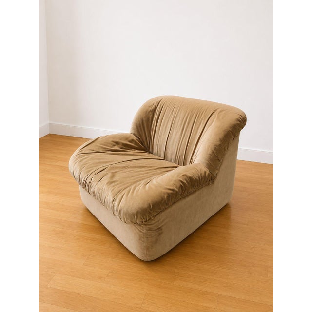 A pair of modular "Scoop" armchairs (also known as Swan), designed by Henning Korch and dating back to the 1970s. These...