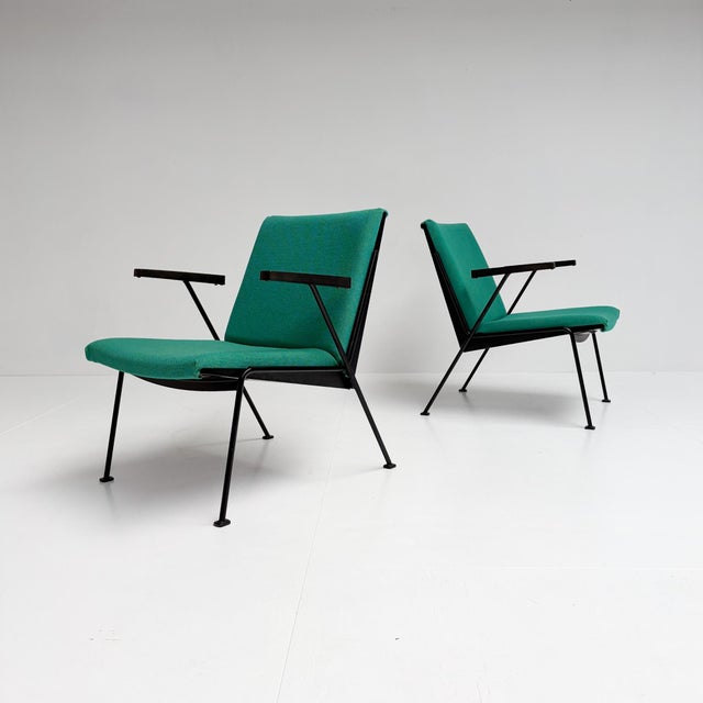A distinctive and iconic piece of Dutch design history, where functionality and elegant industrial styling come together...