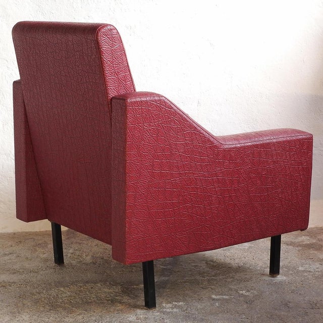 Wooden frame upholstered in textured maroon faux leather, black metal legs Condition: Very good Upholstery in very good...
