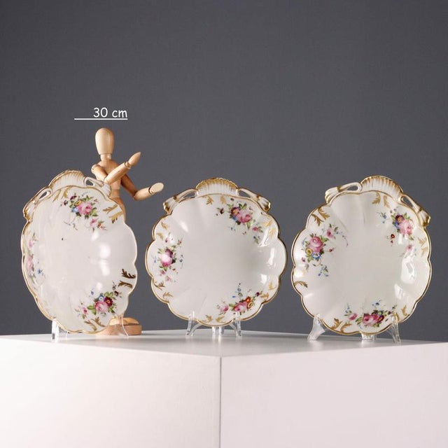Set of three appetizer baskets. Lobed rim with gold trim and polychrome flower bouquet decoration. This piece is...