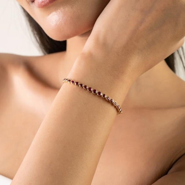 Bezel Set 1.16 Ct Round Ruby Pperclip Chain Contemporary Bracelet in 18k Yellow Gold For Sale In New York - Image 6 of 14