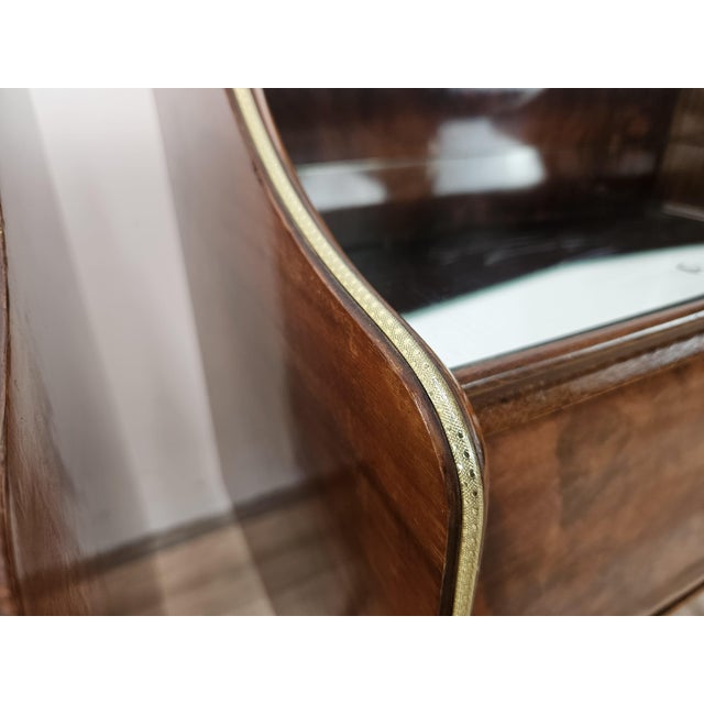 Art Deco Bedside Tables in Walnut Burl with Mirrored Shelves and Brass Handles, 1950, Set of 2 For Sale - Image 10 of 18