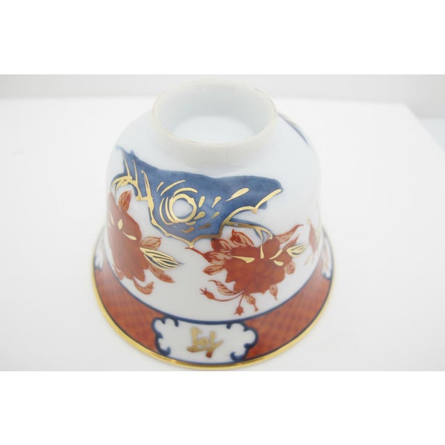 Japanese Imari Porcelain Butterfly & Flower Gold Lidded Tea Bowl Saucer Pair For Sale - Image 11 of 15