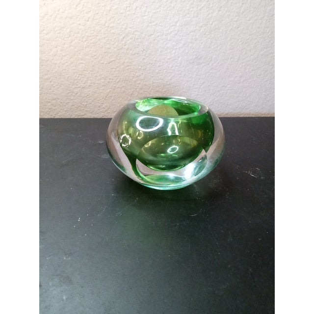 1980s Vintage Signed Kosta Boda Sweden Faceted Green Sommerso Squat Bud Vase For Sale - Image 5 of 6