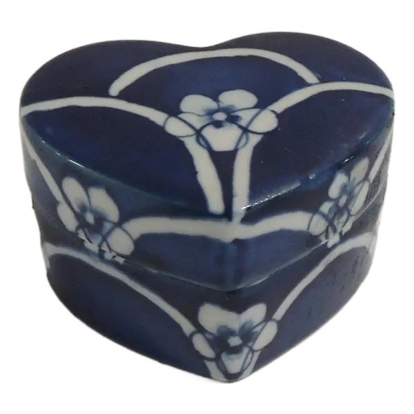 Vintage Blue & White Heart Shape Hand Painted Ceramic Decorative Box For Sale