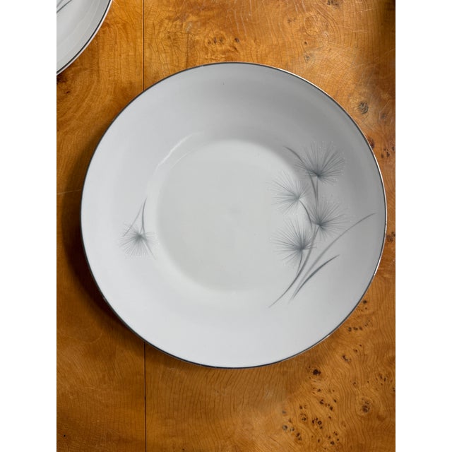 Hutschenreuther China 1950s Set of Eight (8) Hutschenreuther Caribe Dinner Plates 10.5 Inch German Porcelain White Blue Gray Platinum Rim Minimalist For Sale - Image 4 of 7
