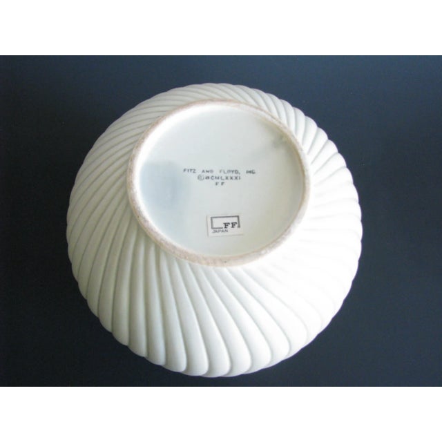 Vintage 1980s Fitz and Floyd Round Vase With Spiral Design Made in Japan For Sale In Chicago - Image 6 of 9