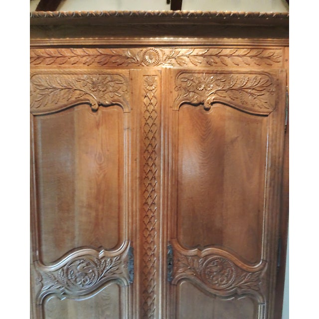This Norman wedding armoire is quite unique in that its dimensions are more modest than usual. Therefore, it doesn't...