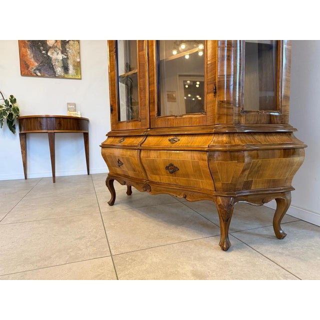 1980s Baroque Style Display Cabinet in Inlaid Walnut Wood, 1980s For Sale - Image 5 of 11