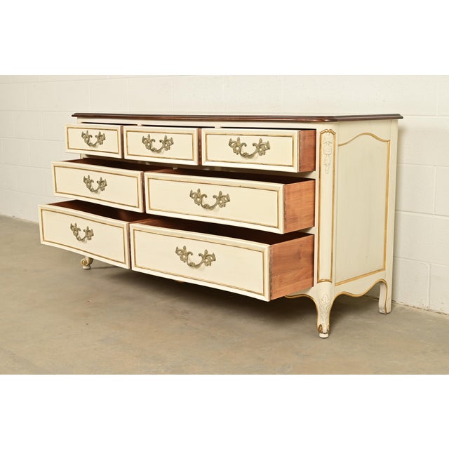 Kindel Furniture French Provincial Louis XV Cream Lacquered and Gold Gilt Dresser, 1970s For Sale In South Bend - Image 6 of 18