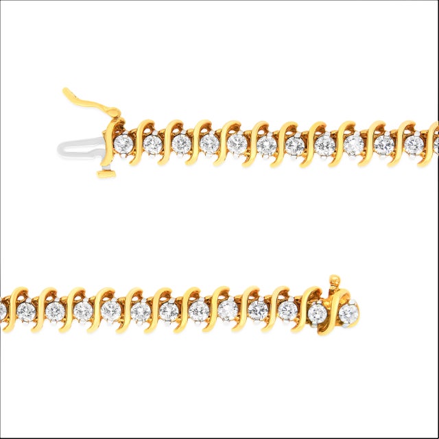 Bright and modern, this unique design brings an elegant touch to her jewelry wardrobe. Crafted from luxurious 18K yellow...