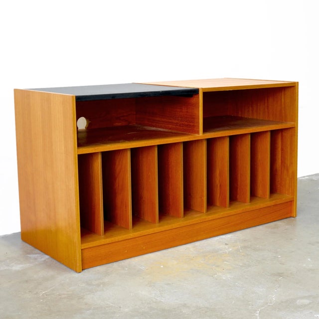 1960s Danish Teak Stereo Console / Record Cabinet With Lift-Up Section for Turntable For Sale In Boston - Image 6 of 9