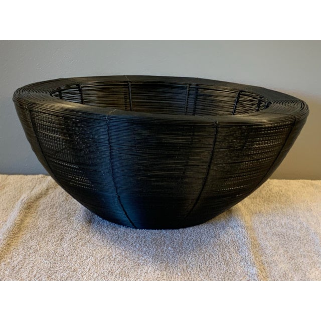This bowl features a sturdy wire frame and sleek design. The black color will complement any modern space - from office,...