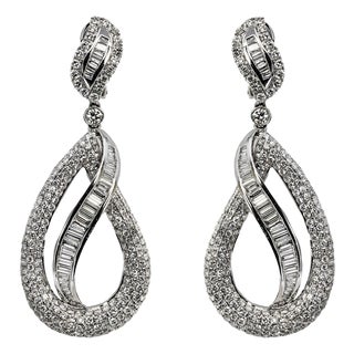 Late 20th Century Pair of Opulent 18k Diamond Chandelier Earrings For Sale